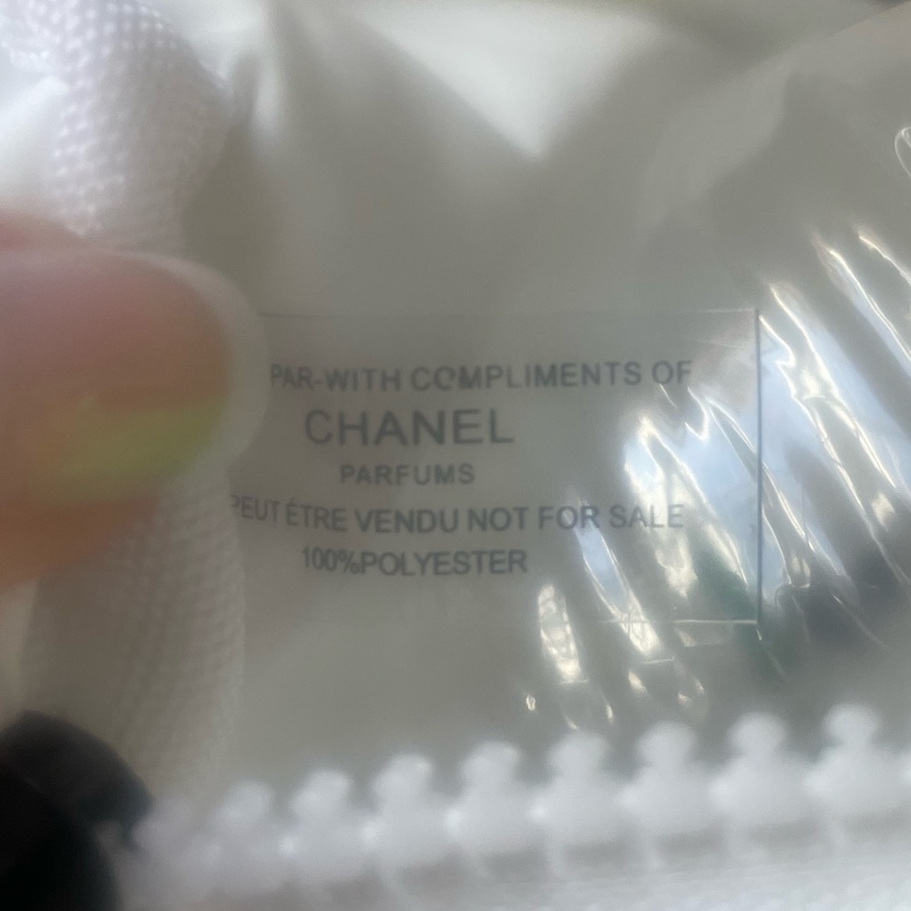 Chanel White Cosmetic Bag White White Black Straps - Picture 4 of 4